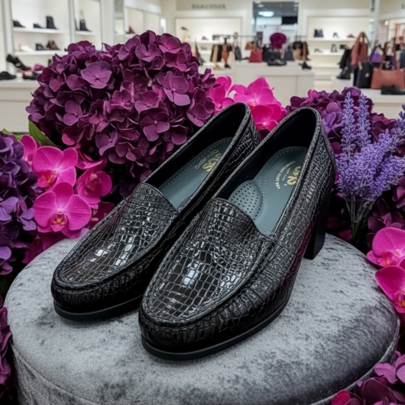 Flat Shoes - Picture 2 of 16